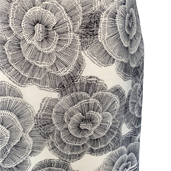 Rose + Olive Black and Cream Floral Sleeveless Layered Hem Blouse M - Picture 4 of 13